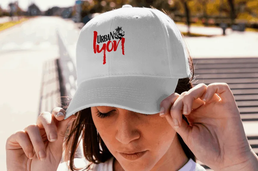Gorra Urban Lyon con el logotipo de la marca aplicado
