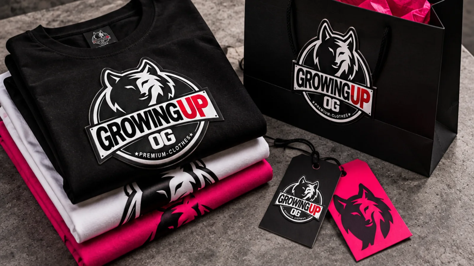 Poleras, etiquetas y bolsa de la marca Growing Up.